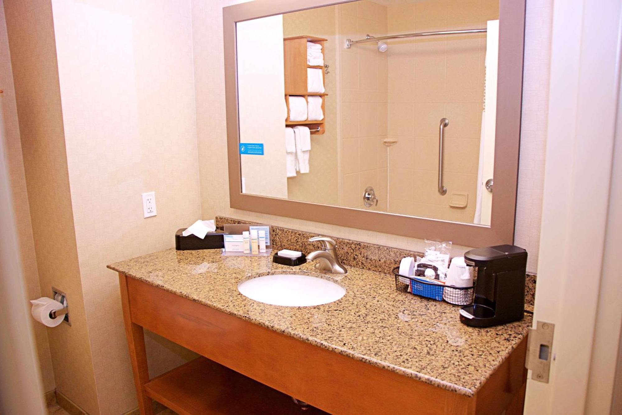 Hampton Inn Sidney Bagian luar foto