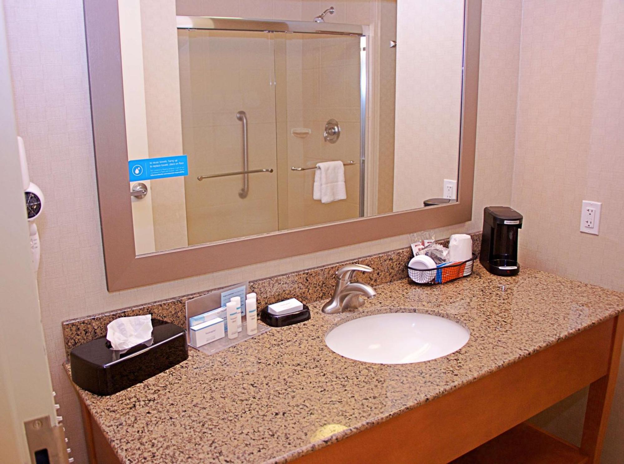 Hampton Inn Sidney Bagian luar foto