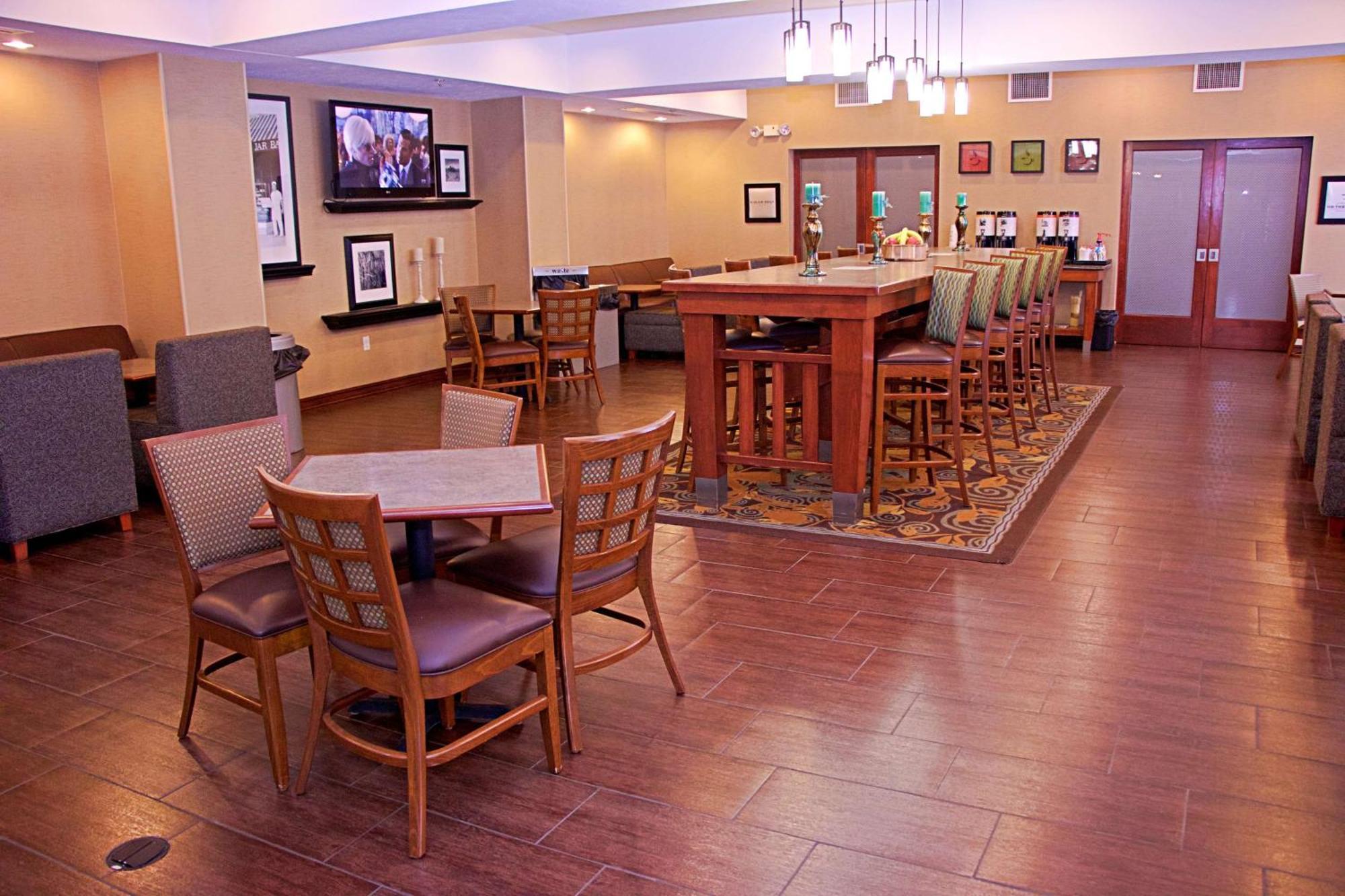 Hampton Inn Sidney Bagian luar foto