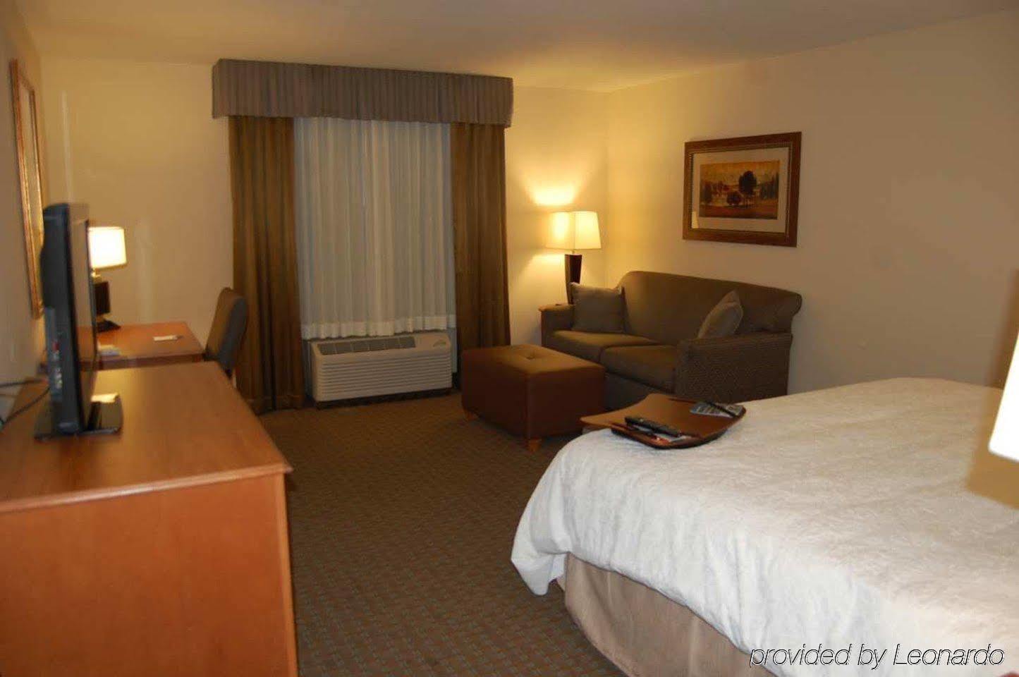 Hampton Inn Sidney Bagian luar foto